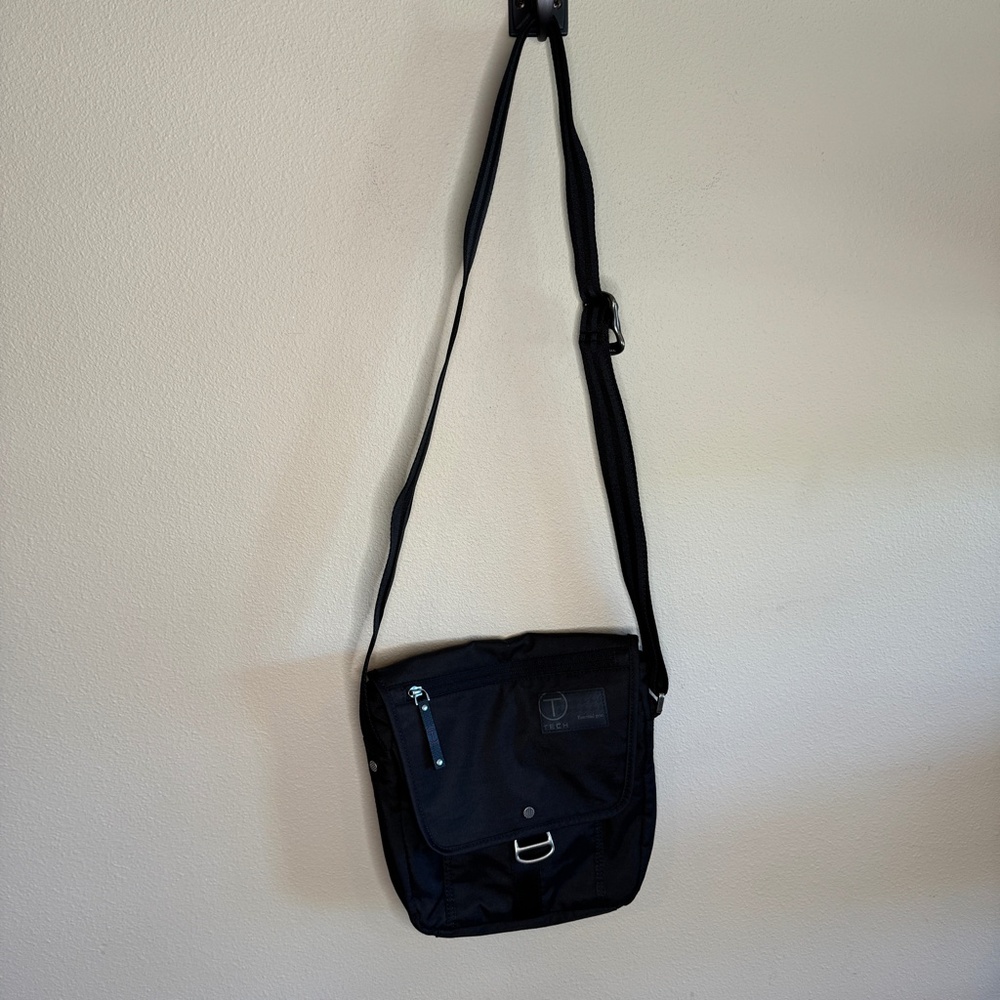 TUMI. Tech black crossbody bag for men or women - Picture 5 of 14